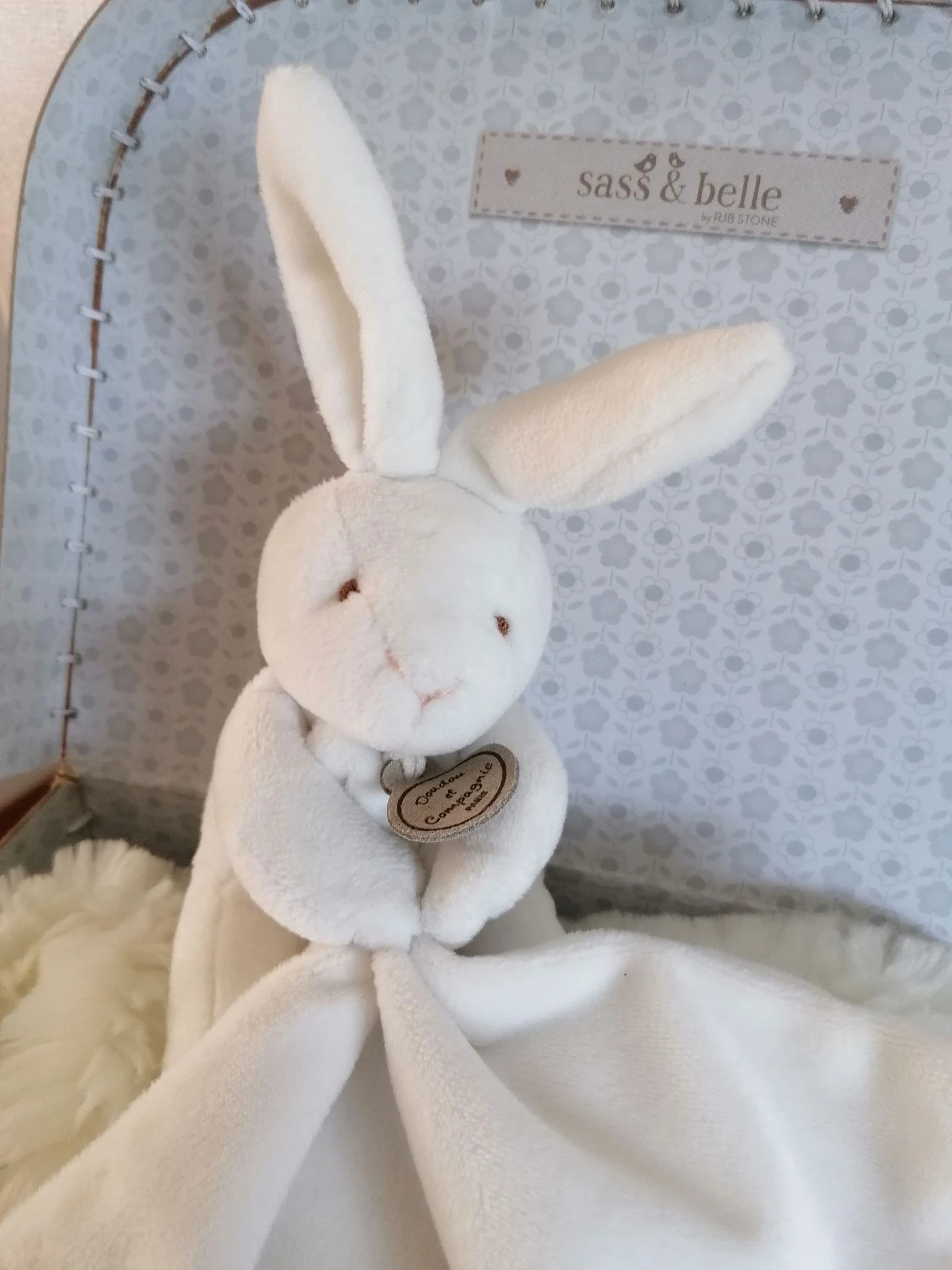 Pelúcia de coelho segurando seu lenço, branco, doudou et compagnie – photo 3